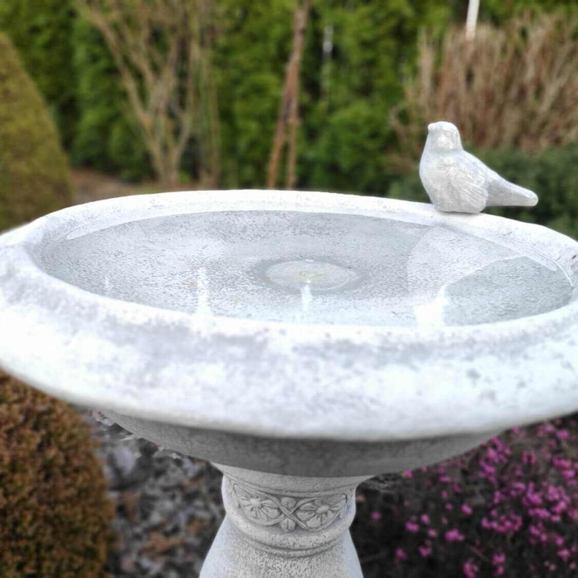 Vogeltränke Stein Säule