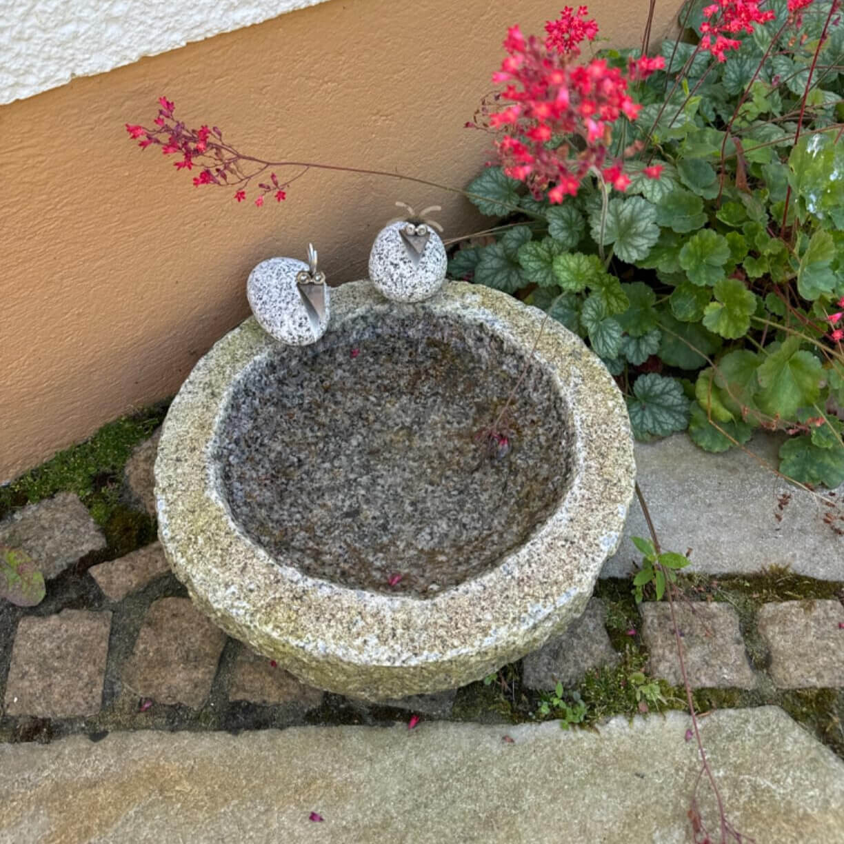 Vogeltränke aus Granit